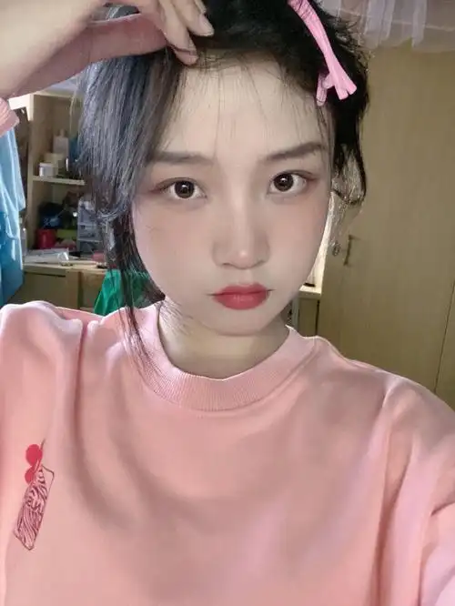 寝室自拍圆脸女孩的日常