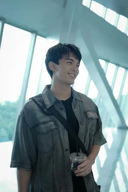 吴磊爱情而已六宫格剧照 宋三川的眼神锁定……|吴磊|剧照|眼神_新浪