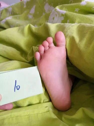 这是哪位小朋友的小脚丫呢