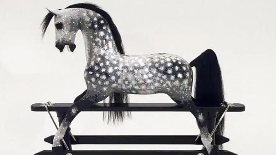 8.2万颗水晶镶嵌摇马价值百万,号称"世界最贵玩具"