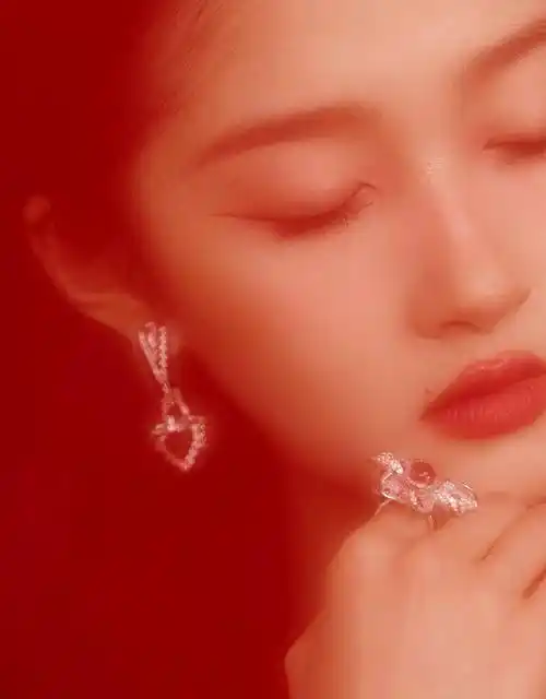 关晓彤穿玫红深v高开叉亮片裙秀长腿 风姿绰约 美艳动人_长裙_红色_袭