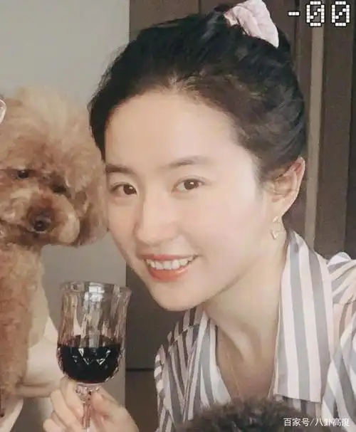 刘亦菲晒居家照,穿保守睡衣好接地气,33岁的素颜状态引关注