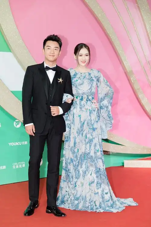 《壮志高飞》剧组亮相第24届上海电视节 陈乔恩郑恺颁最佳女配奖_新浪