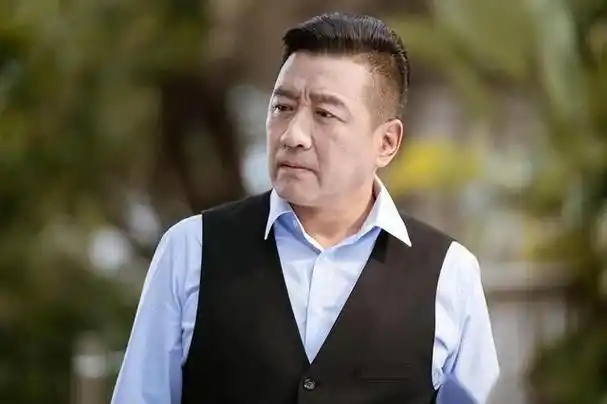 而饰演剧中周志刚的演员丁勇岱也凭借此剧成功获得了当年的最佳男配角