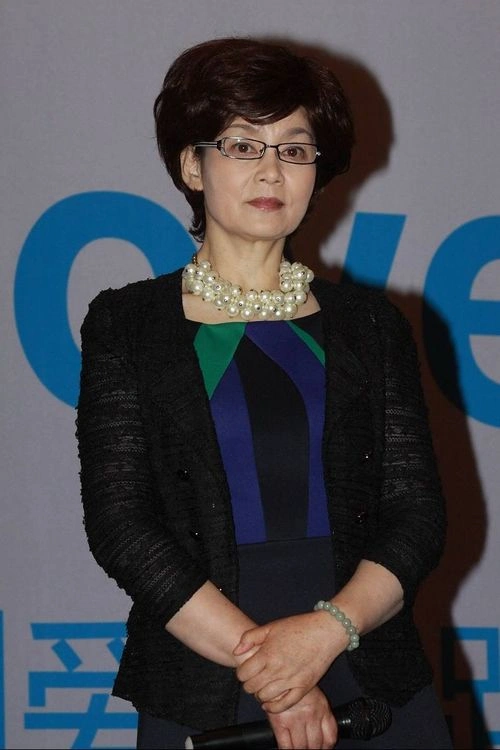 潘虹气质真优雅穿不规则条纹套装复古洋气端庄高级太有范儿