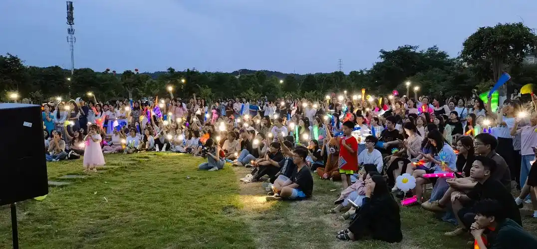 音乐与表演艺术学院举行草溪之夜毕业季草坪音乐节