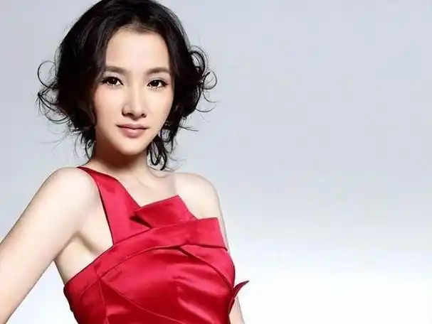 一开始是潘禹彤的朋友想要追求朱亚文,而潘禹彤和朱亚文都是表演系的