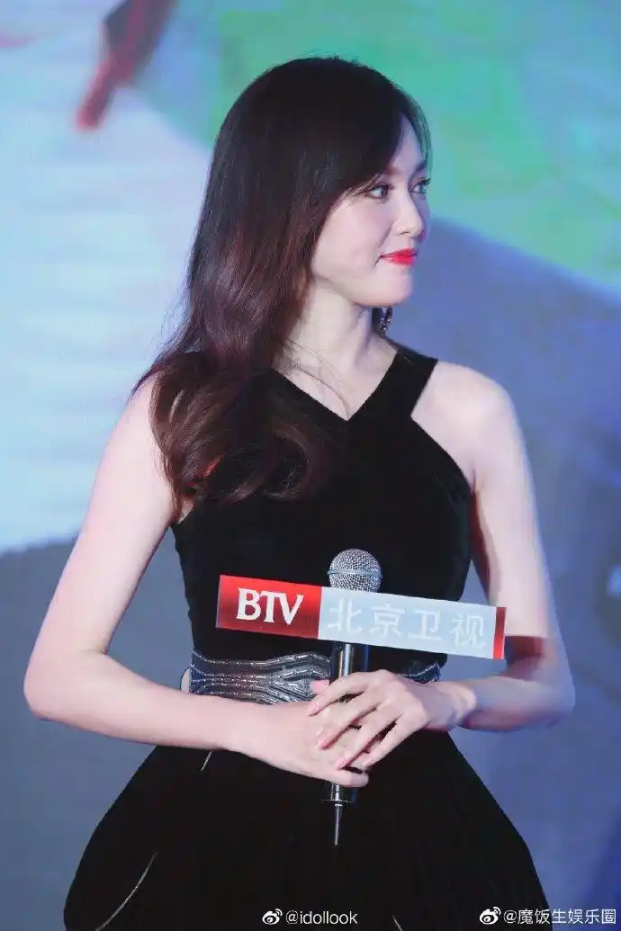 唐嫣亮相新剧发布会,一袭黑色丝绒花苞裙,身材纤瘦,优雅端庄.