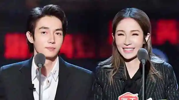 萧亚轩被感动哭泣,黄皓表情微妙还憋笑!_黄浩