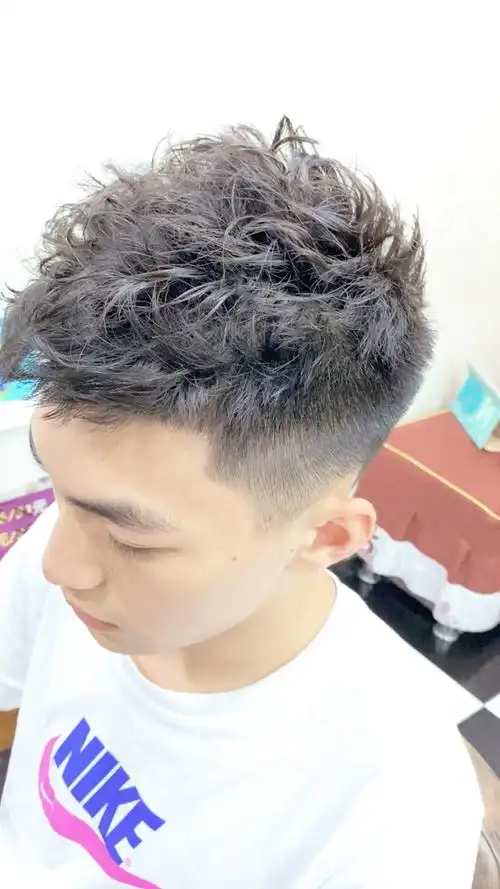 2020男士发型推荐【钢夹烫】