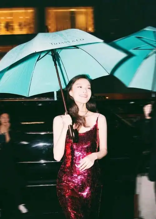 更是直接美上热搜在雨中撑伞的照片下面这组穿着亮片红裙《匆匆那年》