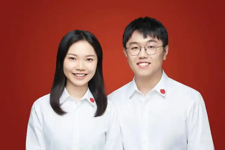 小象馆登记照背景色:焦糖色第一张是摄影师推荐的,说笑的比较开心,2寸