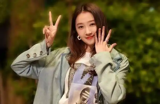 《二十不惑》第2季杀青,关晓彤发图庆贺,手上的戒指吸睛_鹿晗_网友