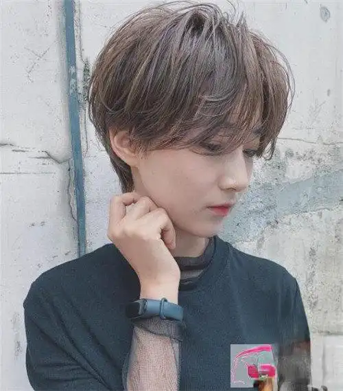 今年流行定位烫个性女生超短烫发