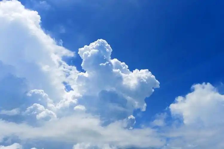 天空中的洁白云朵