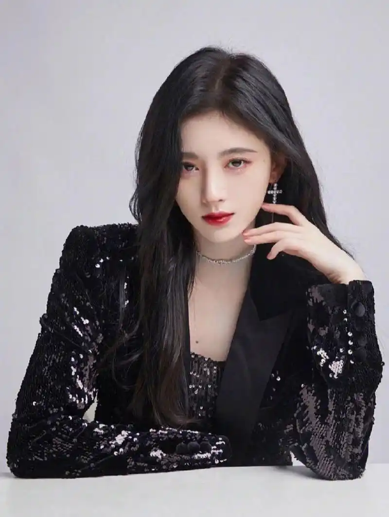 鞠婧祎稀有图片,超霸气!