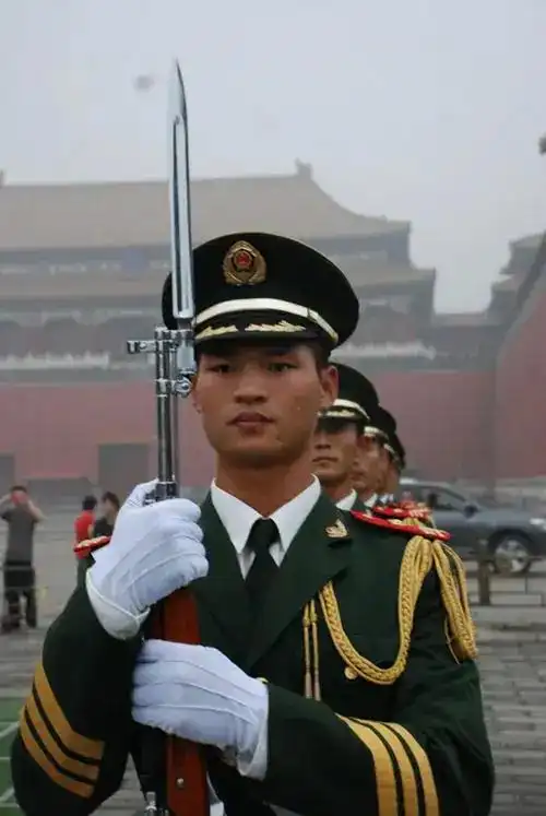 中国军人,世界最帅![威武][威武][威武] #中国正能量