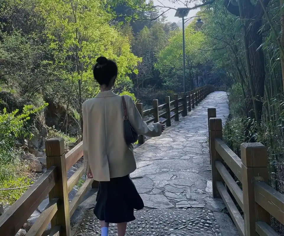 一次次对一个人心动才是终极浪漫.#背影 #分享照片 #不露脸 - 抖音