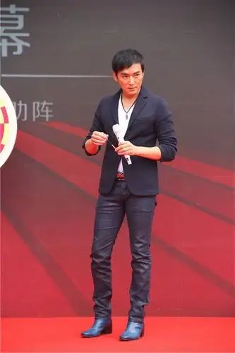 "不老男神"焦恩俊捞金 重现"小李飞刀"