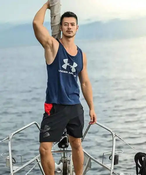 台的混血男模,爱撸铁也爱街健,这样的身材很有范_萧郁轩_健身_肌肉