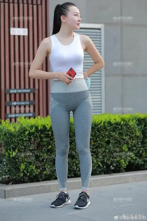 紧身裤美女#无论是在瑜伽馆里进行瑜伽练习,还是在户外散步,跑步或