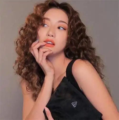 女人魅力,真的很美,这款羊毛卷发型,也是今年很流行的烫发发型的哦