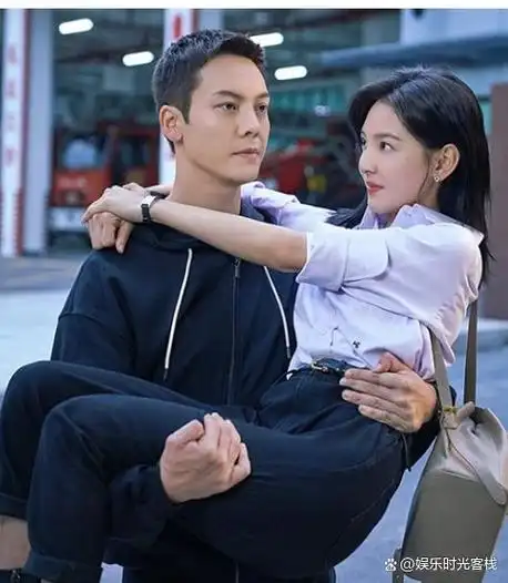 最近正在热播的消防甜宠剧《照亮你》由陈伟霆和新生代中国女星章若楠