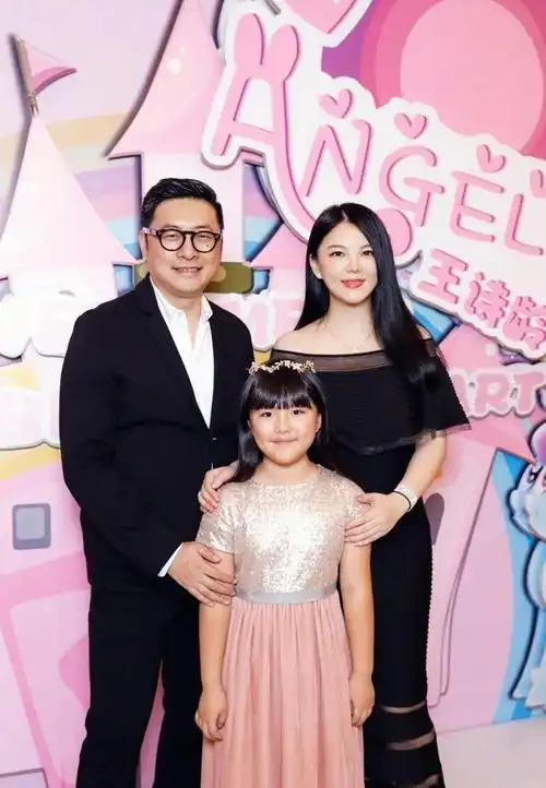 13岁王诗龄晒英国留学生活满屏豪宅豪车名牌包一条项链近4万