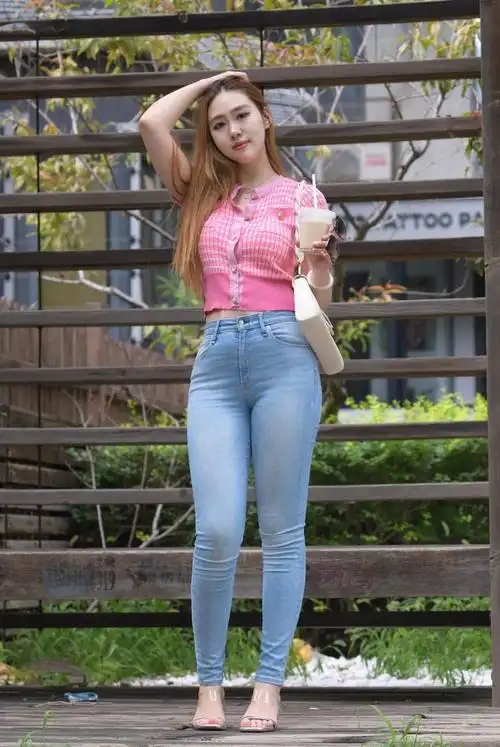 穿紧身牛仔裤的微胖女生性感魅力一点都不输给模特太有韵味