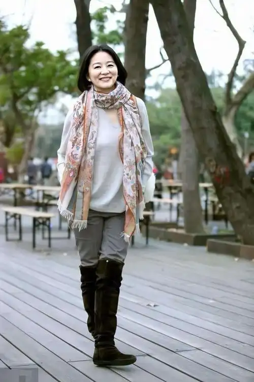 65岁林青霞素颜曝光穿黑色旗袍搭高跟鞋法令纹八字太明显