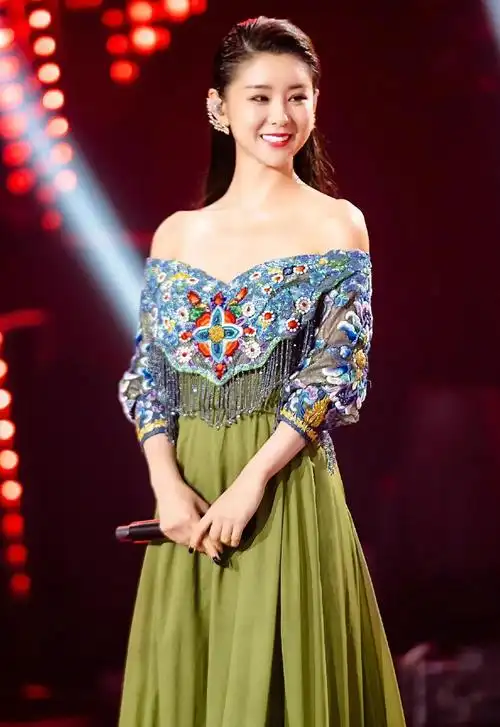 李小萌,优雅迷人,端庄大方的写真照!__财经头条