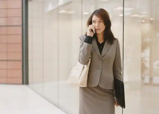 女性职场穿搭攻略:打造专业与时尚的完美平衡