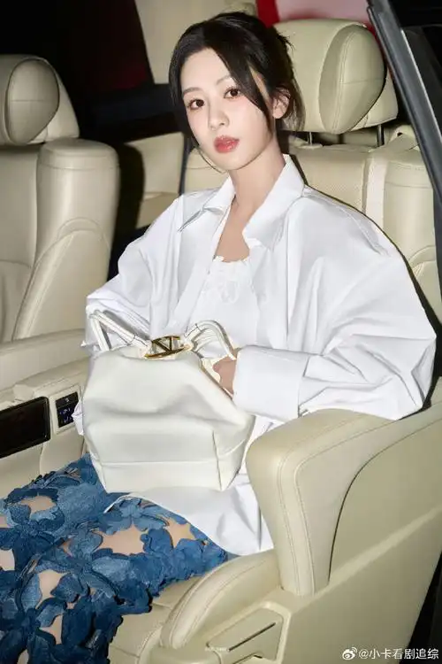 杨紫白开水伪素颜妆##杨紫破洞牛仔裤