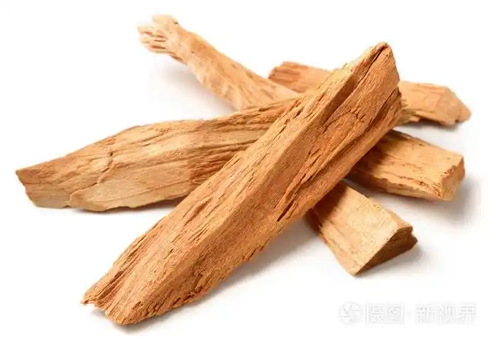 在白色背景上关闭檀木等值