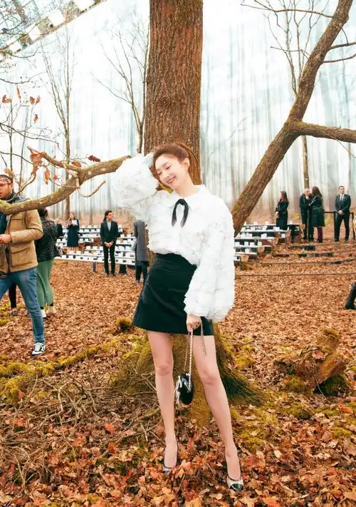 江疏影红唇美肌温婉动人!着白衬衫配小黑裙秀长腿,美的无懈可击