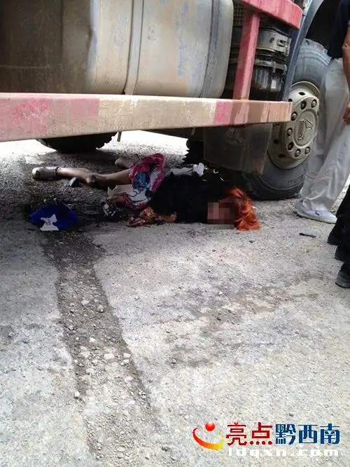 兴义市南环路发生一起交通事故 年轻女子遭工程车碾压身亡