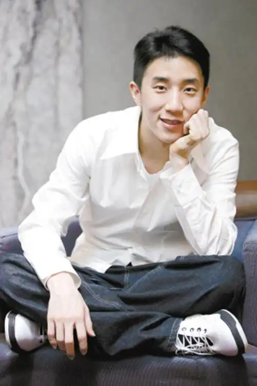 37岁房祖名近照曝光!穿着低调且朴素,胡子拉碴不修边幅太接地气