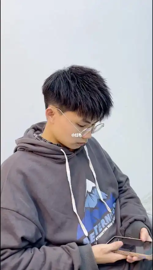 男生碎盖摩根烫发型