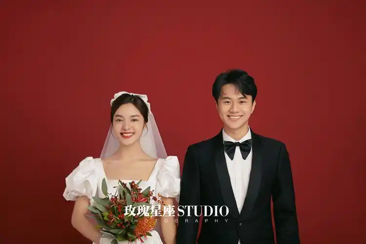 可贵更能突出人物的五官和轮廓简单又带点年代感复古的红色背景婚纱照