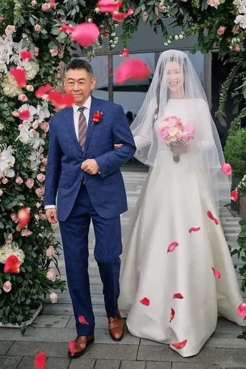 男俊女美漂亮女星朱珠婚礼现场照曝光新郎好英俊是完美婚姻
