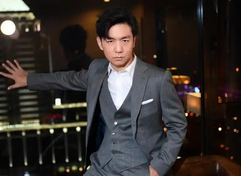 邢佳栋年度飞跃 获"美动华人公益盛典"双向认可