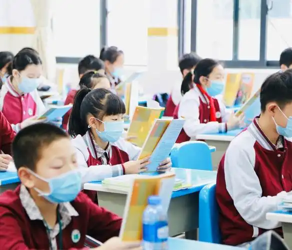 华丰小学学生在新教室上课