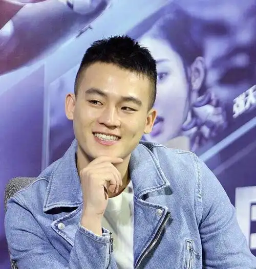 欧豪最新活动照,能get到吗?