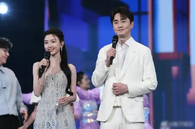 毛晓彤杨玏同台梦回三十而已