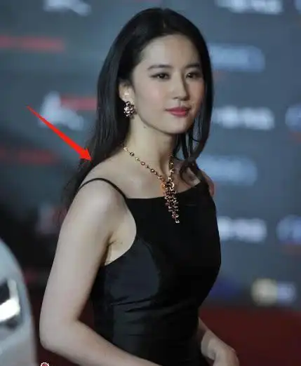 刘亦菲活动生图惹非议虎背熊腰就算了连赘肉都这么明显