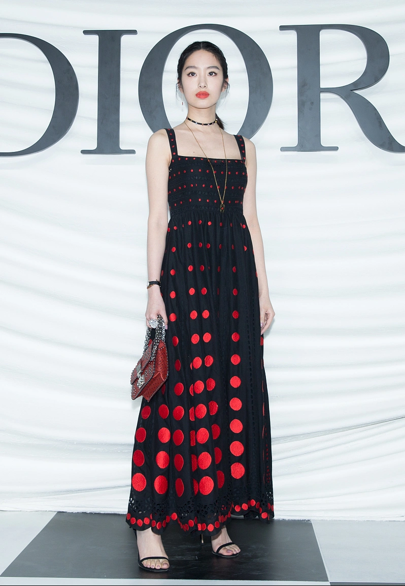 杨采钰的高贵感真不是吹的,红配绿也能穿得时尚大气,气质没得比