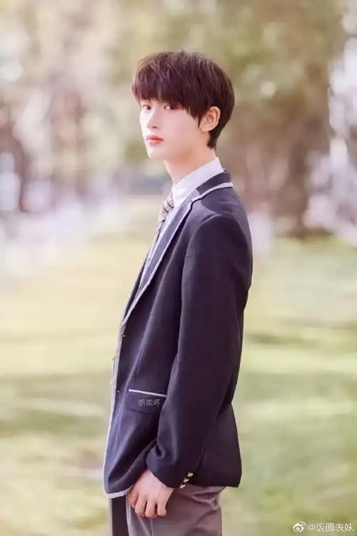 丁程鑫高中毕业照