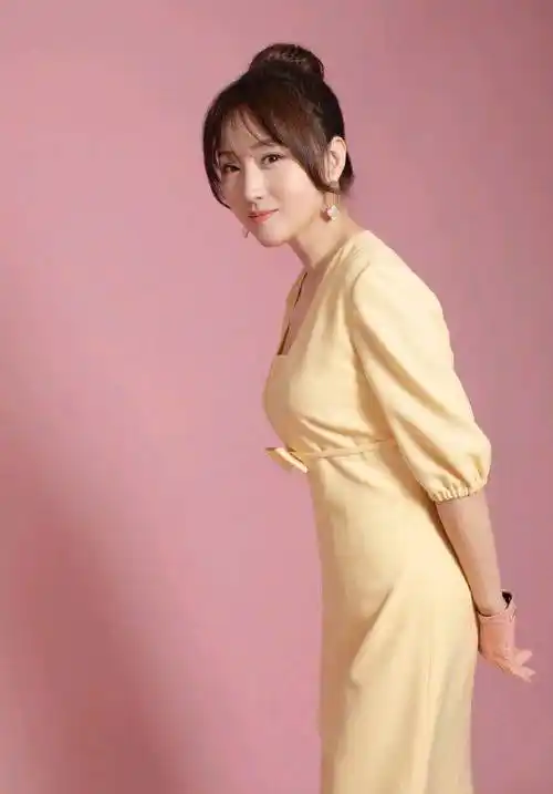 杨钰莹太有少女感了身穿一袭黄色连衣裙压根看不出实际年龄