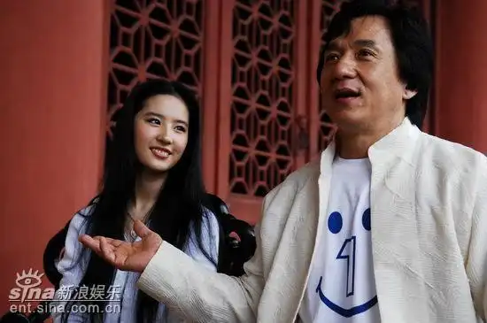 成龙对刘亦菲赞赏有加