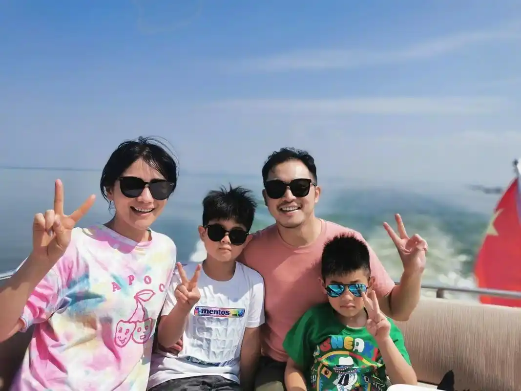 沙溢胡可一家四口出游,四色t恤亲子装穿搭好温馨,同戴墨镜太酷